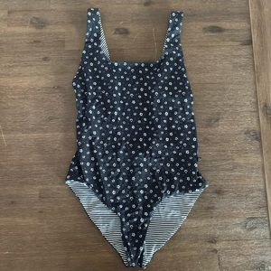 Low-back reversible one-piece swimsuit
